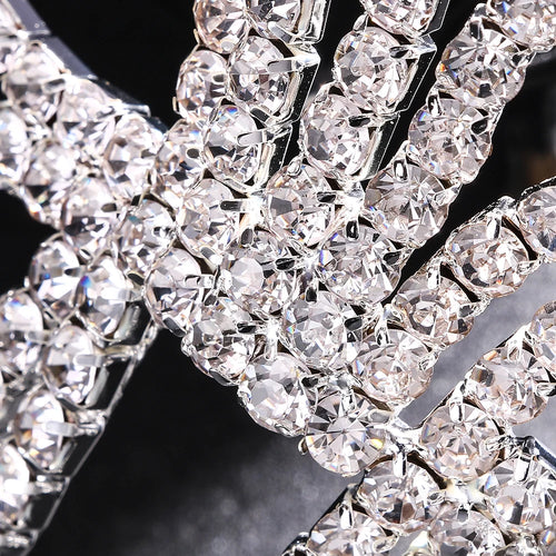 Voile masque papillon strass femme worn by model, showcasing its intricate design and elegance for masquerade events.