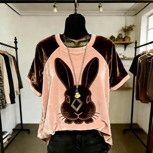T-shirt femme imprimé animal avec un design de lapin en velours, coupe ample et élégante, parfaite pour un look décontracté.