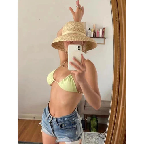 Chapeau de Plage Femme en Raphia sur un mannequin, large bord, parfait pour les journées ensoleillées.
