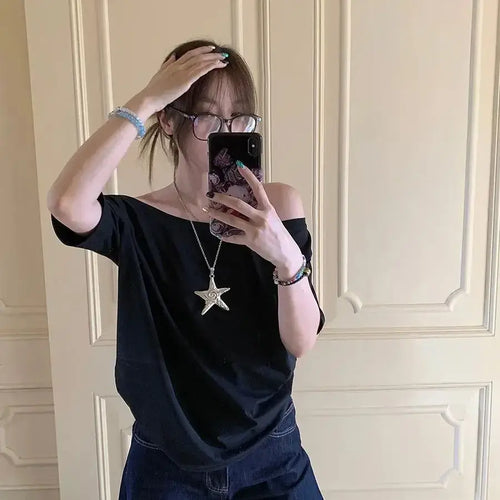 T-shirt femme Y2K Streetwear en gris, style décontracté avec manches courtes, porté sur l'épaule.