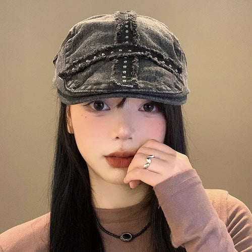 Casquette Denim Noir Femme avec rivets en style Y2K, délavée et vintage, portée par une femme.