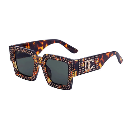 Lunettes de soleil carrées vintage femme avec design orné de strass et protection UV400.