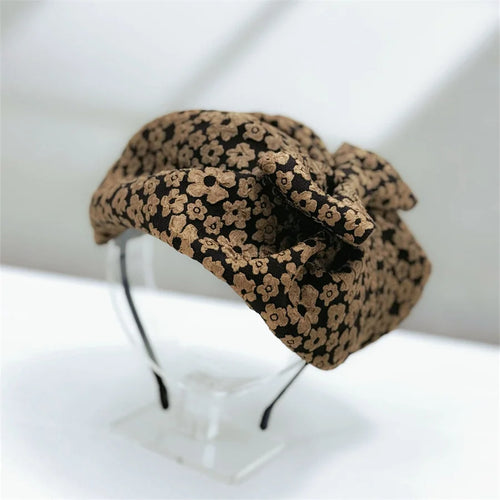 Chapeau Haut de Forme Femme en tissu marron avec fleurs, accessoire élégant pour une tenue rétro.