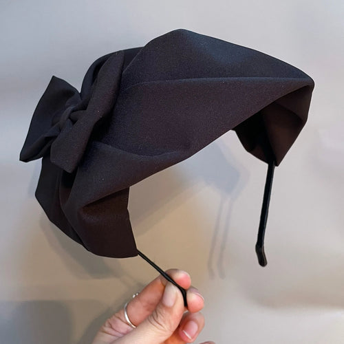 Chapeau Haut de Forme Femme en tissu marron avec fleurs, accessoire élégant pour une tenue rétro.