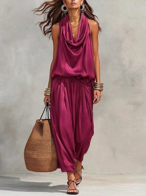 Ensemble 2 pièces femme en bordeaux, élégant et tendance, parfait pour l'été 2026, porté avec un sac en osier.