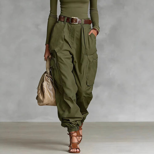 Pantalon femme taille haute amplement décontracté, porté avec un haut moulant et des sandales, parfait pour un style chic.