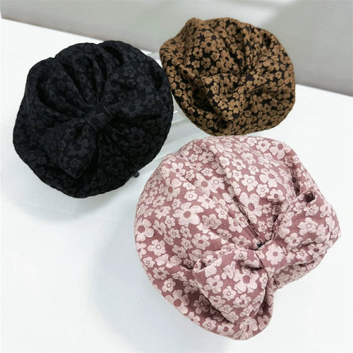 Chapeau Haut de Forme Femme en tissu marron avec fleurs, accessoire élégant pour une tenue rétro.