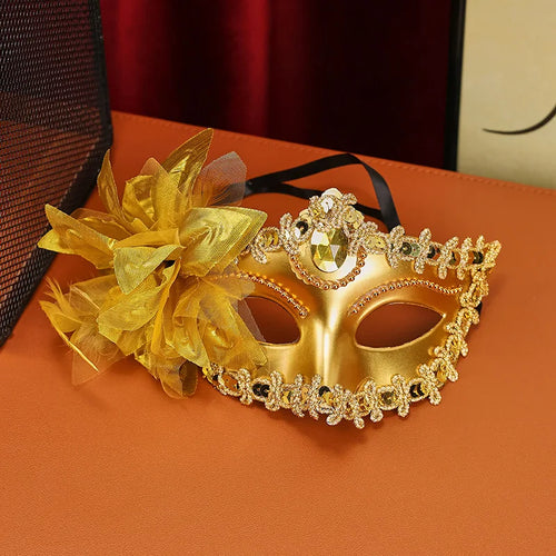 Masque de mascarade fleurs & strass porté par une femme avec des décorations florales et strass, parfait pour une soirée.