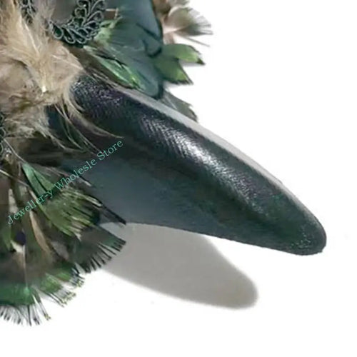 Masque de mascarade homme avec plumes vertes et design élégant pour carnaval et mariage.