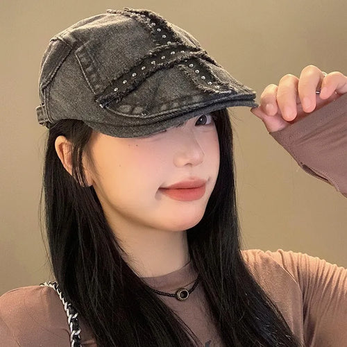 Casquette Denim Noir Femme avec rivets en style Y2K, délavée et vintage, portée par une femme.