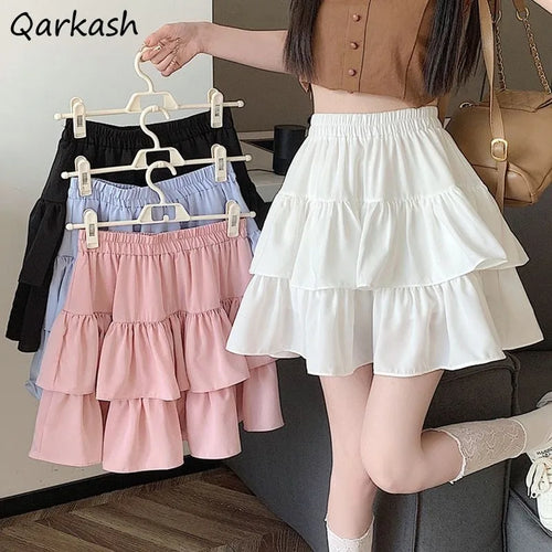 Jupe gâteau à volants taille haute en blanc, rose, bleu et noir, mode Kawaii, style printanier.