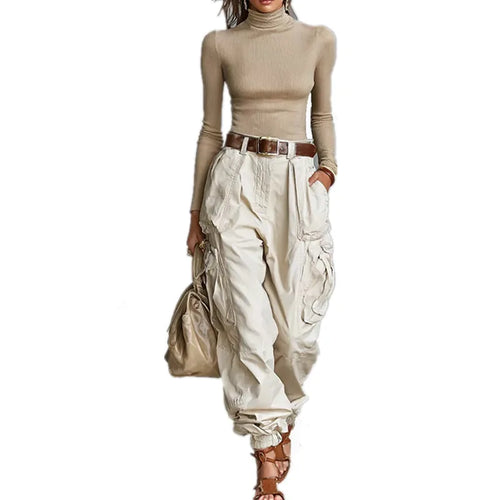 Pantalon femme taille haute amplement décontracté, porté avec un haut moulant et des sandales, parfait pour un style chic.