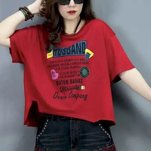 T-shirt femme design irrégulier en rouge avec imprimé graphique et coupe ample, tendance casual chic.