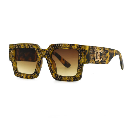 Lunettes de soleil carrées vintage femme avec design orné de strass et protection UV400.