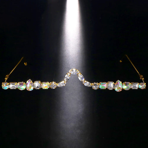 Montures géométriques strass cristal sur un modèle, ajoutant une touche de luxe à son regard