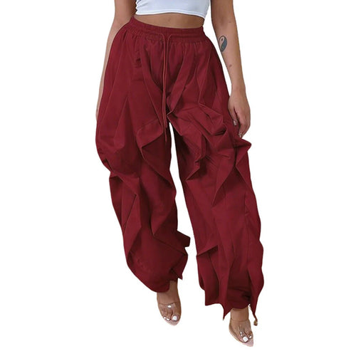 Pantalon cargo femme en trois couleurs : beige, noir et gris, avec un haut ajusté, présenté dans un style streetwear.