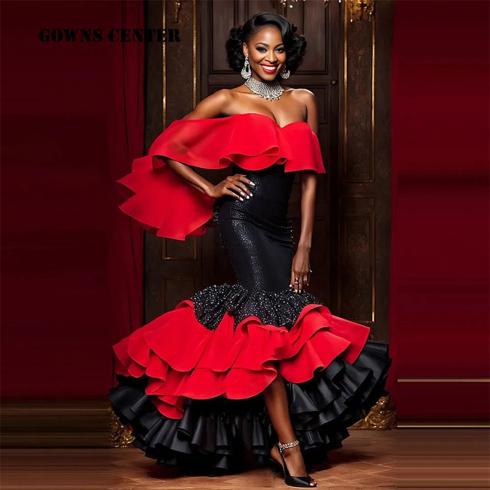 Robe sirène Aso Ebi noire & rouge – Perlée & Volants, mettant en avant des volants froncés et perles.