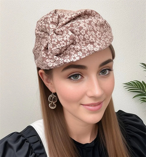 Chapeau Haut de Forme Femme en tissu marron avec fleurs, accessoire élégant pour une tenue rétro.