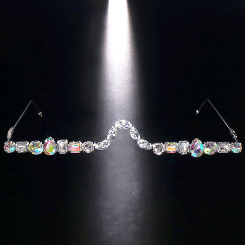 Montures géométriques strass cristal sur un modèle, ajoutant une touche de luxe à son regard