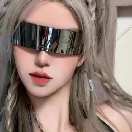 Lunettes de soleil futuristes miroir sur une femme aux cheveux gris, mettant en valeur leur design audacieux et réfléchissant.