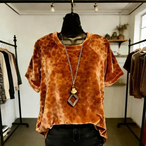 T-shirt femme imprimé animal avec un design de lapin en velours, coupe ample et élégante, parfaite pour un look décontracté.