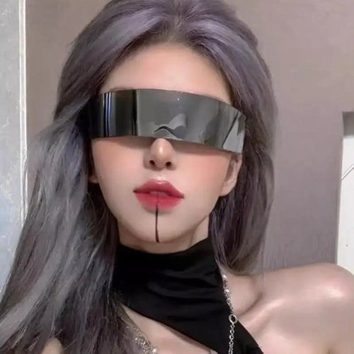 Lunettes de soleil futuristes miroir sur une femme aux cheveux gris, mettant en valeur leur design audacieux et réfléchissant.