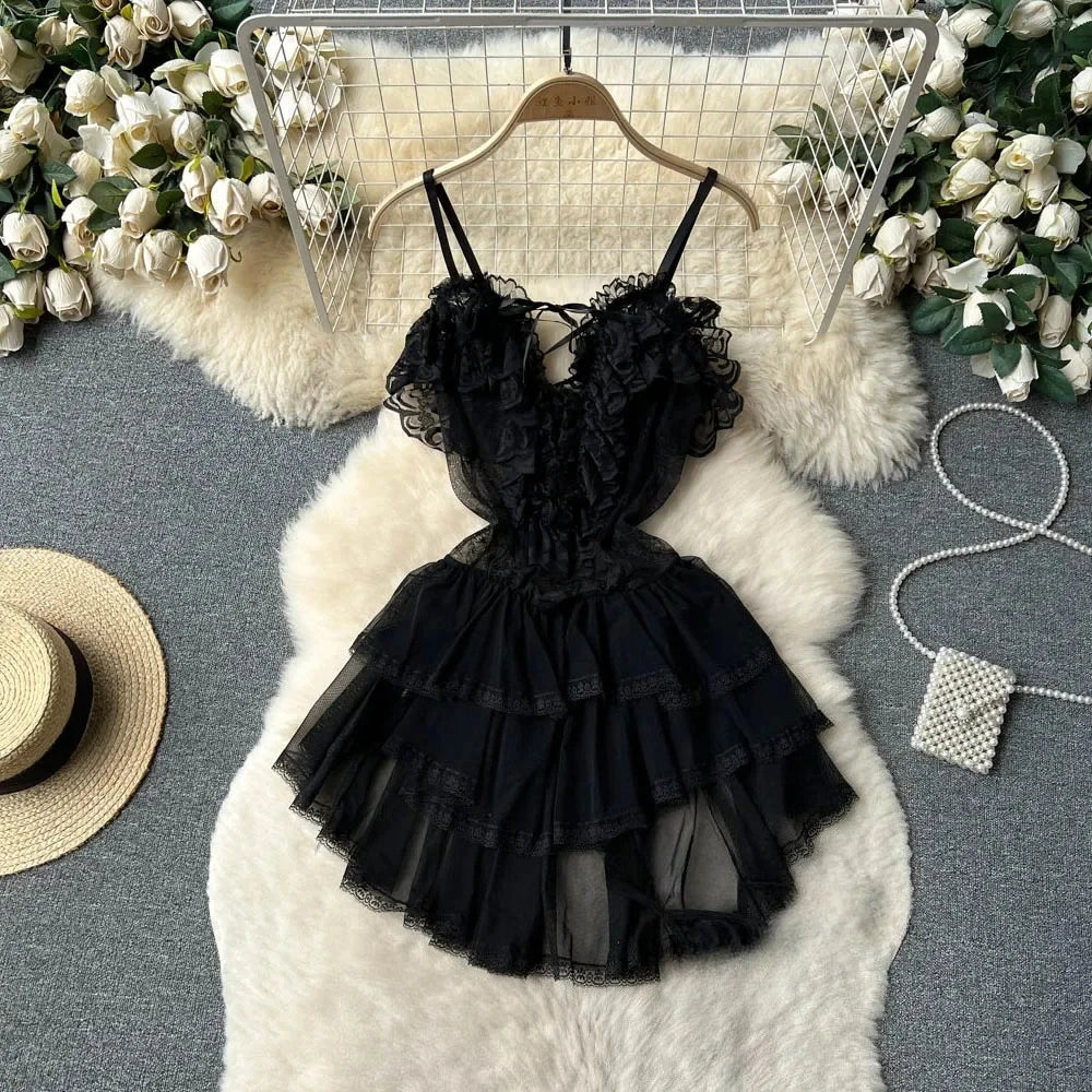 Robe courte dentelle à volants en noir avec volants et dos nu, élégante et parfaite pour les soirées.