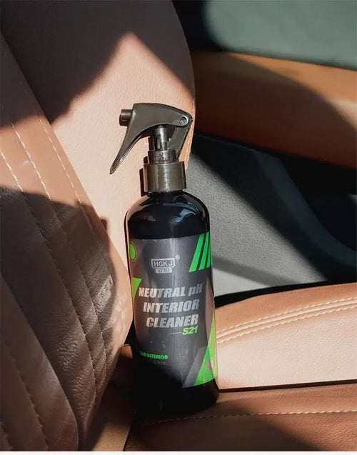 HGKJ S21 Nettoyant Intérieur Voiture Multi Surface en action sur un siège de voiture taché.