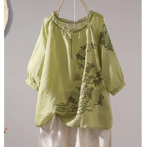 T-shirt femme col volanté et boutons – Broderie Vintage, blouse violette avec volants et motifs floraux.
