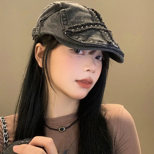 Casquette Denim Noir Femme avec rivets en style Y2K, délavée et vintage, portée par une femme.