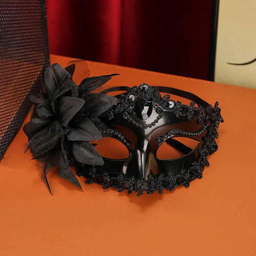 Masque de mascarade fleurs & strass porté par une femme avec des décorations florales et strass, parfait pour une soirée.