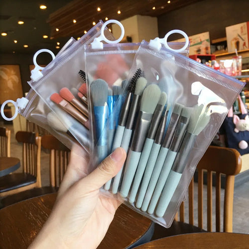 Set 8 pinceaux maquillage - ensemble d'outils de maquillage professionnel avec pinceaux variés.