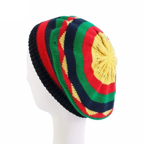 Béret Tricoté Rasta Rayé porté par une femme, avec motifs colorés, bonnet ample pour l'automne et l'hiver.