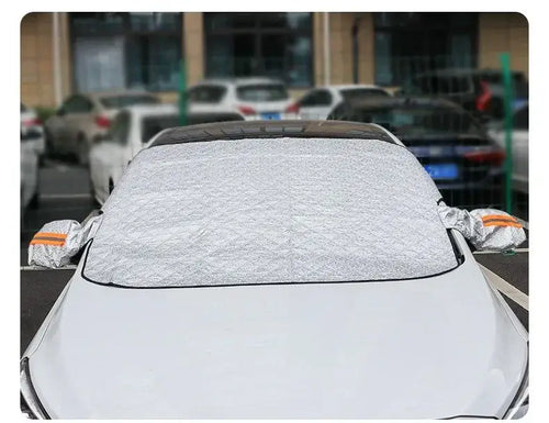 Pare-Neige Pare-Brise Voiture installé sur une voiture pour protection anti-gel.