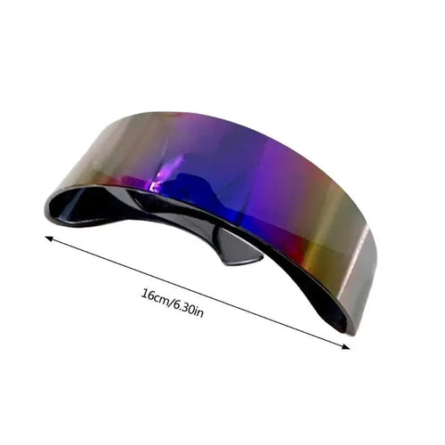 Lunettes de soleil futuristes miroir sur une femme aux cheveux gris, mettant en valeur leur design audacieux et réfléchissant.