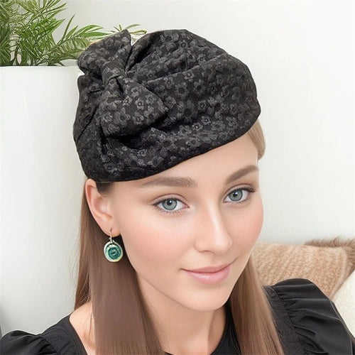 Chapeau Haut de Forme Femme en tissu marron avec fleurs, accessoire élégant pour une tenue rétro.