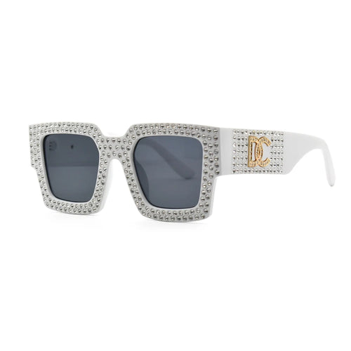 Lunettes de soleil carrées vintage femme avec design orné de strass et protection UV400.