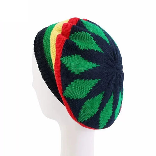Béret Tricoté Rasta Rayé porté par une femme, avec motifs colorés, bonnet ample pour l'automne et l'hiver.