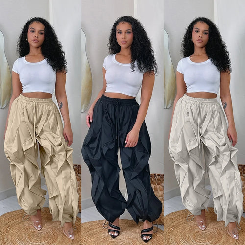 Pantalon cargo femme en trois couleurs : beige, noir et gris, avec un haut ajusté, présenté dans un style streetwear.