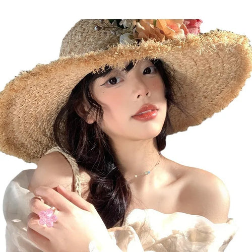 Chapeau de soleil femme en raphia tressé, modèle élégant avec larges bords, porté par une femme à la mode.