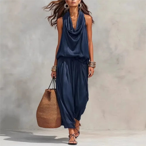 Ensemble 2 pièces femme en bordeaux, élégant et tendance, parfait pour l'été 2026, porté avec un sac en osier.