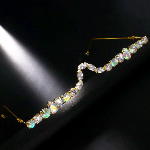 Montures géométriques strass cristal sur un modèle, ajoutant une touche de luxe à son regard