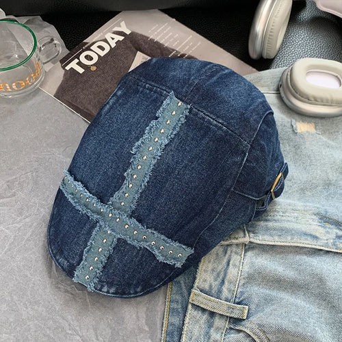 Casquette Denim Noir Femme avec rivets en style Y2K, délavée et vintage, portée par une femme.
