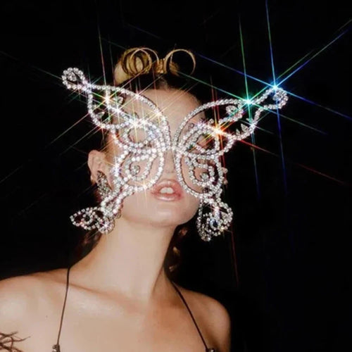 Voile masque papillon strass femme worn by model, showcasing its intricate design and elegance for masquerade events.