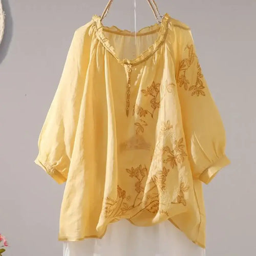 T-shirt femme col volanté et boutons – Broderie Vintage, blouse violette avec volants et motifs floraux.