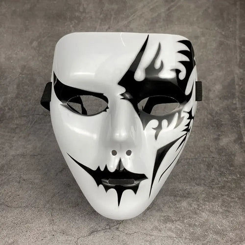 Masque Cyberpunk homme en or brillant avec des lacets pour le cosplay et les événements thématiques.