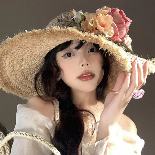 Chapeau de soleil femme en raphia tressé, modèle élégant avec larges bords, porté par une femme à la mode.