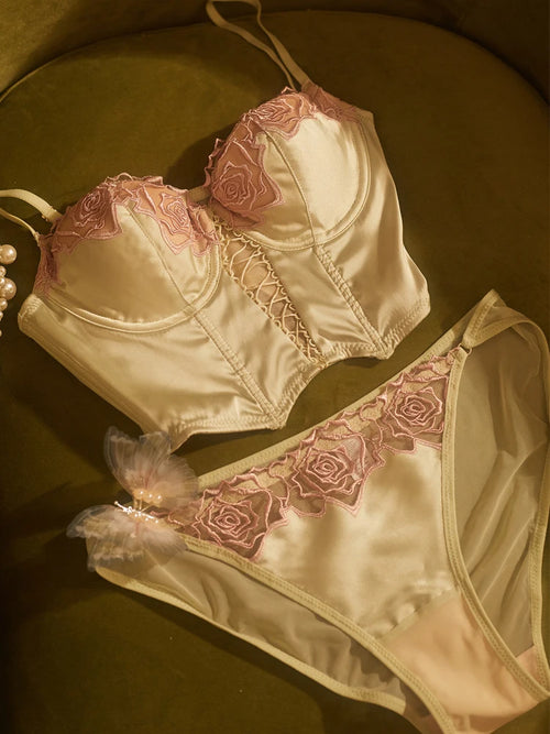 Ensemble Lingerie Dentelle Femme – Soutien Gorge Plongeant Ultra-Fin & Culotte en dentelle raffinée.