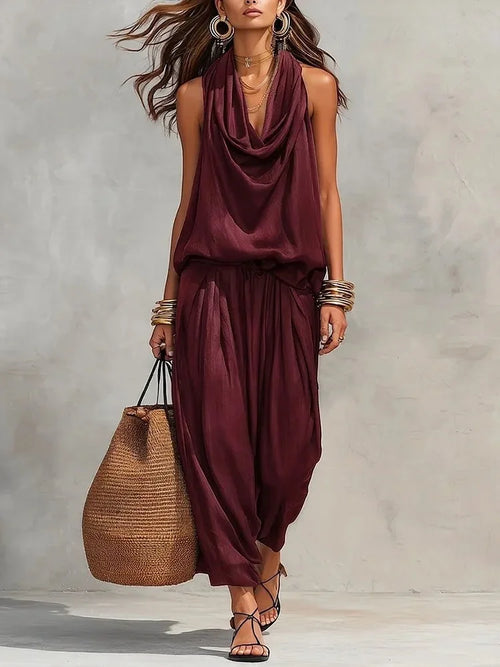 Ensemble 2 pièces femme en bordeaux, élégant et tendance, parfait pour l'été 2026, porté avec un sac en osier.