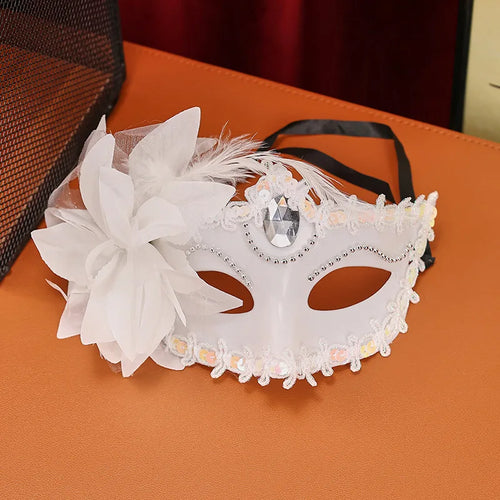Masque de mascarade fleurs & strass porté par une femme avec des décorations florales et strass, parfait pour une soirée.